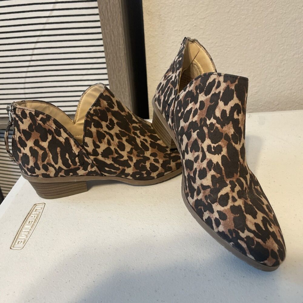 Kenneth Cole Reaction Low Heel Ankle Bootie size 8 Medium Cheetah Back Zip